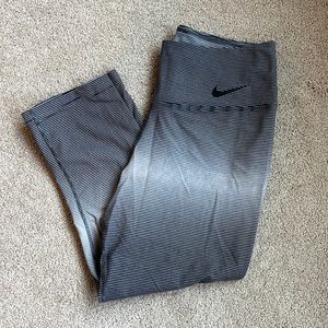 NIKE crop leggings